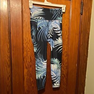 Old Navy Tropical Leaf Print Elevate Leggings